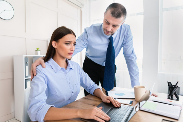 Übergriffe von Arbeitskollegen – Wie Sie sich im Berufsalltag wirksam verteidigen